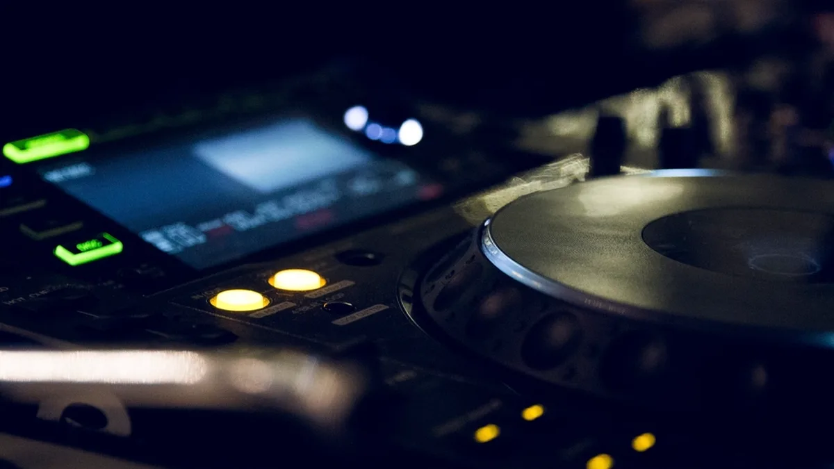 Cover artwork for the BeatGrow article: How Spotify's Algorithm Works for Electronic Music