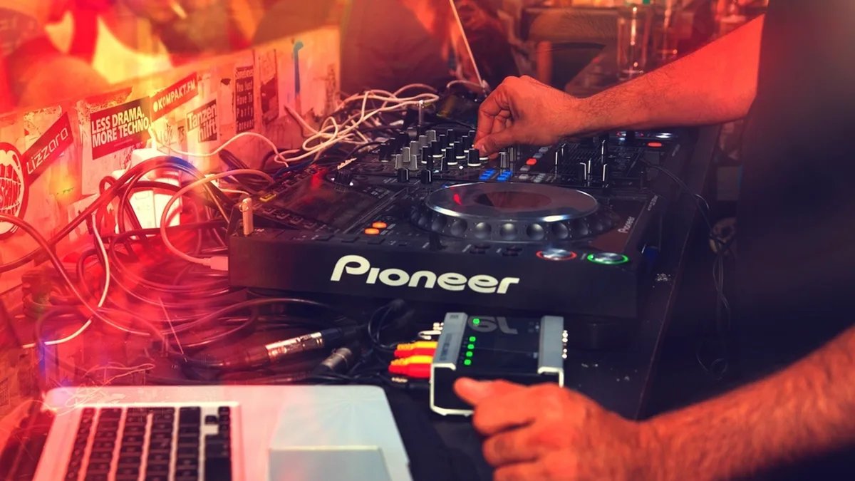 Cover artwork for the BeatGrow article: How to Get Your Electronic Track on Spotify Playlists in 2026