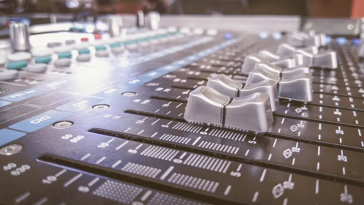 Cover artwork for the BeatGrow article: Electronic Music Playlist Promotion: What Works and What to Avoid
